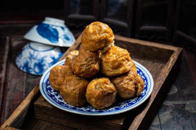 青花瓷碟子上的豆腐圆子
