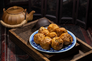 青花瓷碟子上的豆腐圆子