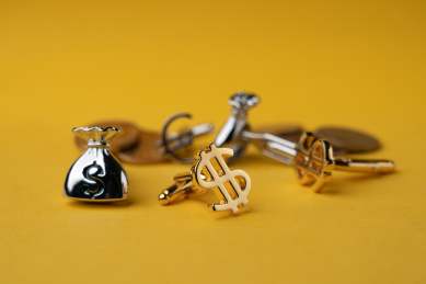 黄色背景中的美元货币符号特写静物照