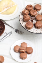 美味的巧克力可可味道的马卡龙甜品