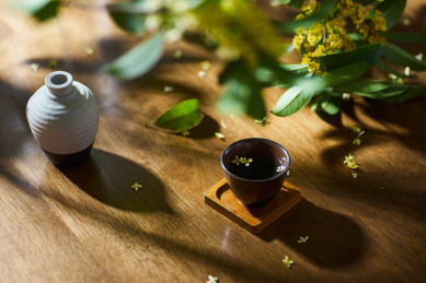 盛开的桂花和陶瓷酒杯中的烈酒