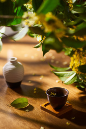 盛开的桂花和陶瓷酒杯中的烈酒