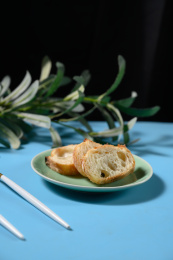 桌面上的盘子里的美味可口的法式面包片