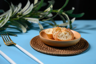 桌面上的盘子里的美味可口的法式面包片