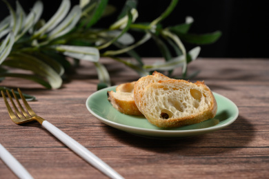 桌面上的盘子里的美味可口的法式面包片