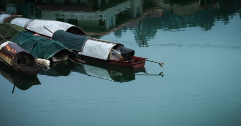 停泊在水面的船只