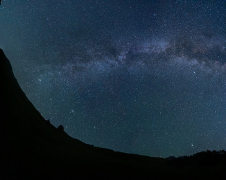 简约银河星空背景图