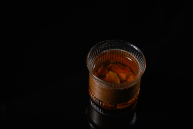 桌面上的杯子里的甘甜可口的胰岛果茶