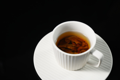 桌面上的杯子里的甘甜可口的胰岛果茶