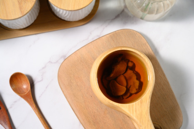 桌面上的杯子里的甘甜可口的胰岛果茶