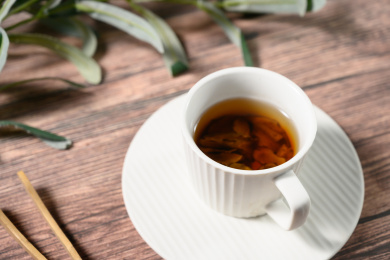 桌面上的杯子里的甘甜可口的胰岛果茶