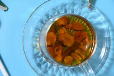 桌面上的杯子里的甘甜可口的胰岛果茶