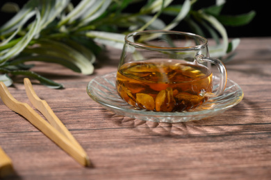 桌面上的杯子里的甘甜可口的胰岛果茶