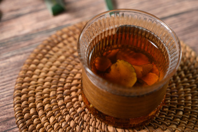 桌面上的杯子里的甘甜可口的胰岛果茶