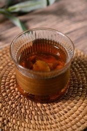 桌面上的杯子里的甘甜可口的胰岛果茶