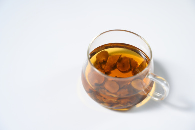 桌面上的杯子里的甘甜可口的胰岛果茶