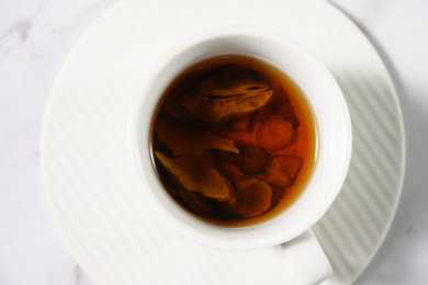 桌面上的杯子里的甘甜可口的胰岛果茶