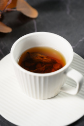 桌面上的杯子里的甘甜可口的胰岛果茶