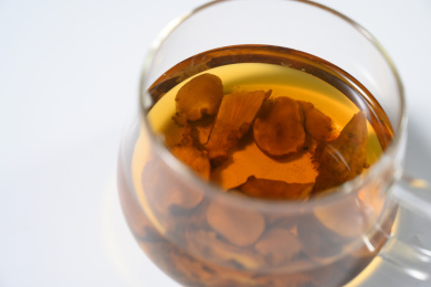 桌面上的杯子里的甘甜可口的胰岛果茶