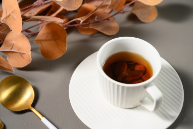 桌面上的杯子里的甘甜可口的胰岛果茶