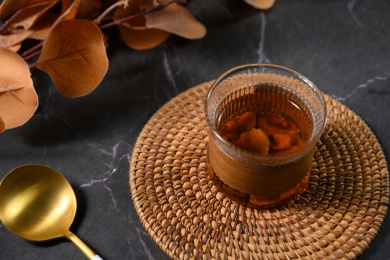 桌面上的杯子里的甘甜可口的胰岛果茶