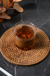 桌面上的杯子里的甘甜可口的胰岛果茶