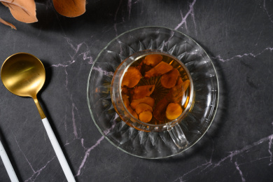 桌面上的杯子里的甘甜可口的胰岛果茶