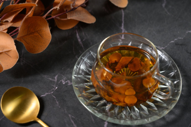 桌面上的杯子里的甘甜可口的胰岛果茶