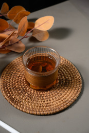 桌面上的杯子里的甘甜可口的胰岛果茶