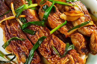 一盘鲜香可口的葱香红烧鱼块