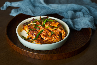 一盘鲜香可口的葱香红烧鱼块