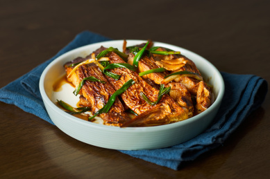 一盘鲜香可口的葱香红烧鱼块
