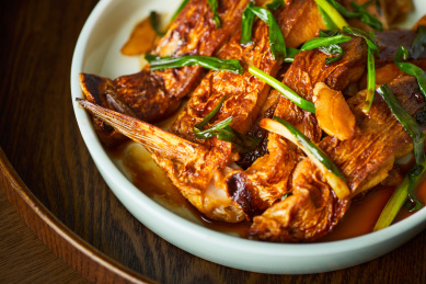 一盘鲜香可口的葱香红烧鱼块