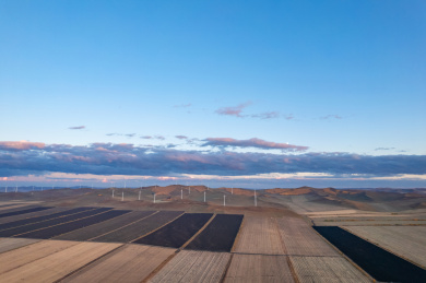 内蒙古呼伦贝尔秋天傍晚黑土地与风车风景