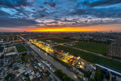 远眺上海机场联络线华泾站工地一线天景观