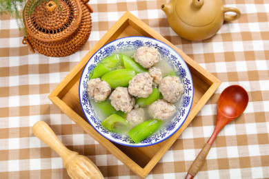 特色农家菜丝瓜鲜肉丸汤