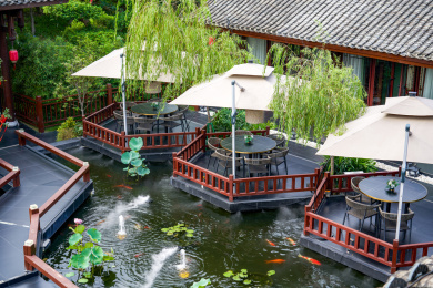 豪华的中式花园餐厅的座位和古建筑翘角楼