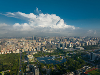 航拍东莞南城中心广场的一片积雨云
