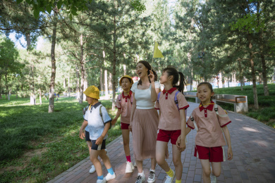 小学生和老师在公园做游戏