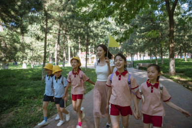 小学生和老师在公园做游戏