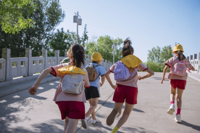 小学生和老师在公园玩耍