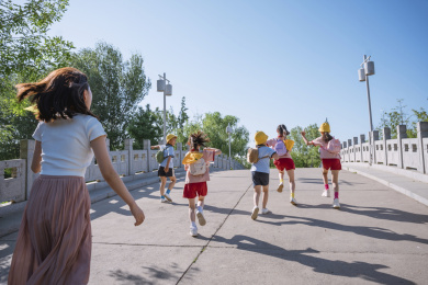 小学生和老师在公园玩耍