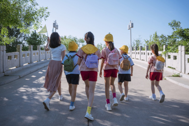 小学生和老师在公园玩耍