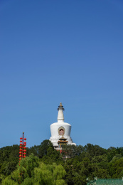 初秋时节的北京北海公园琼岛白塔