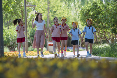 小学生和老师在公园玩耍