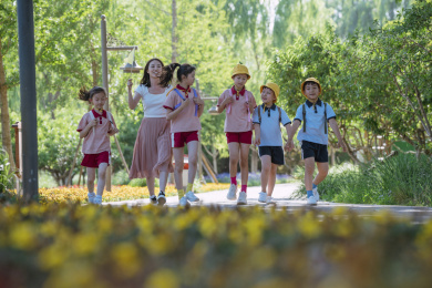 小学生和老师在公园玩耍