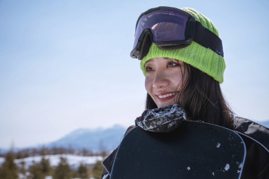 青年美女在滑雪场滑雪