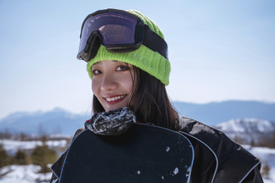 青年美女在滑雪场滑雪