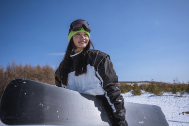 青年美女在滑雪场滑雪