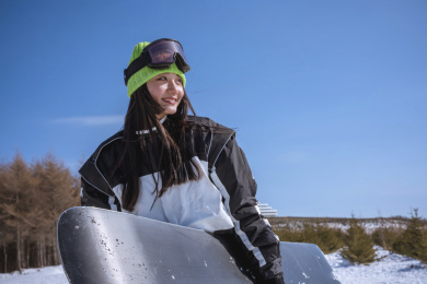 青年美女在滑雪场滑雪